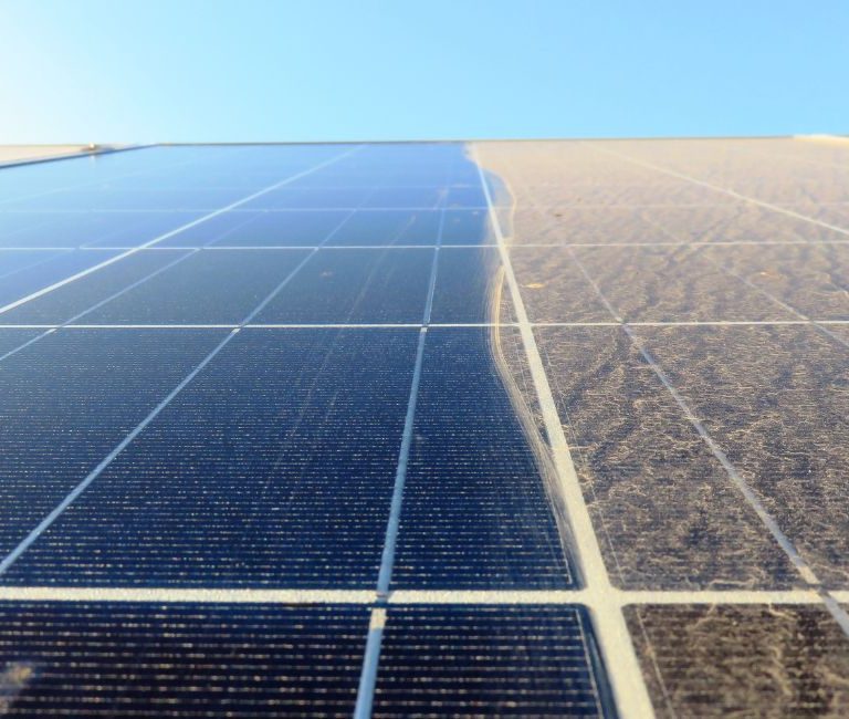 chistenje na solarni paneli fotovoltaici